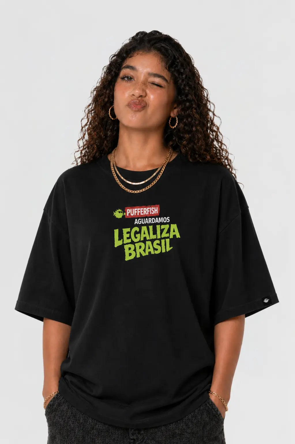 Camiseta caveira praia Aguardamos — frente, look completo