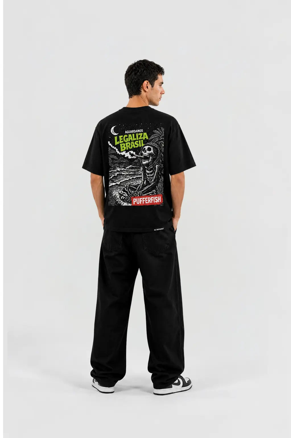 Camiseta caveira praia Aguardamos — costas, look completo
