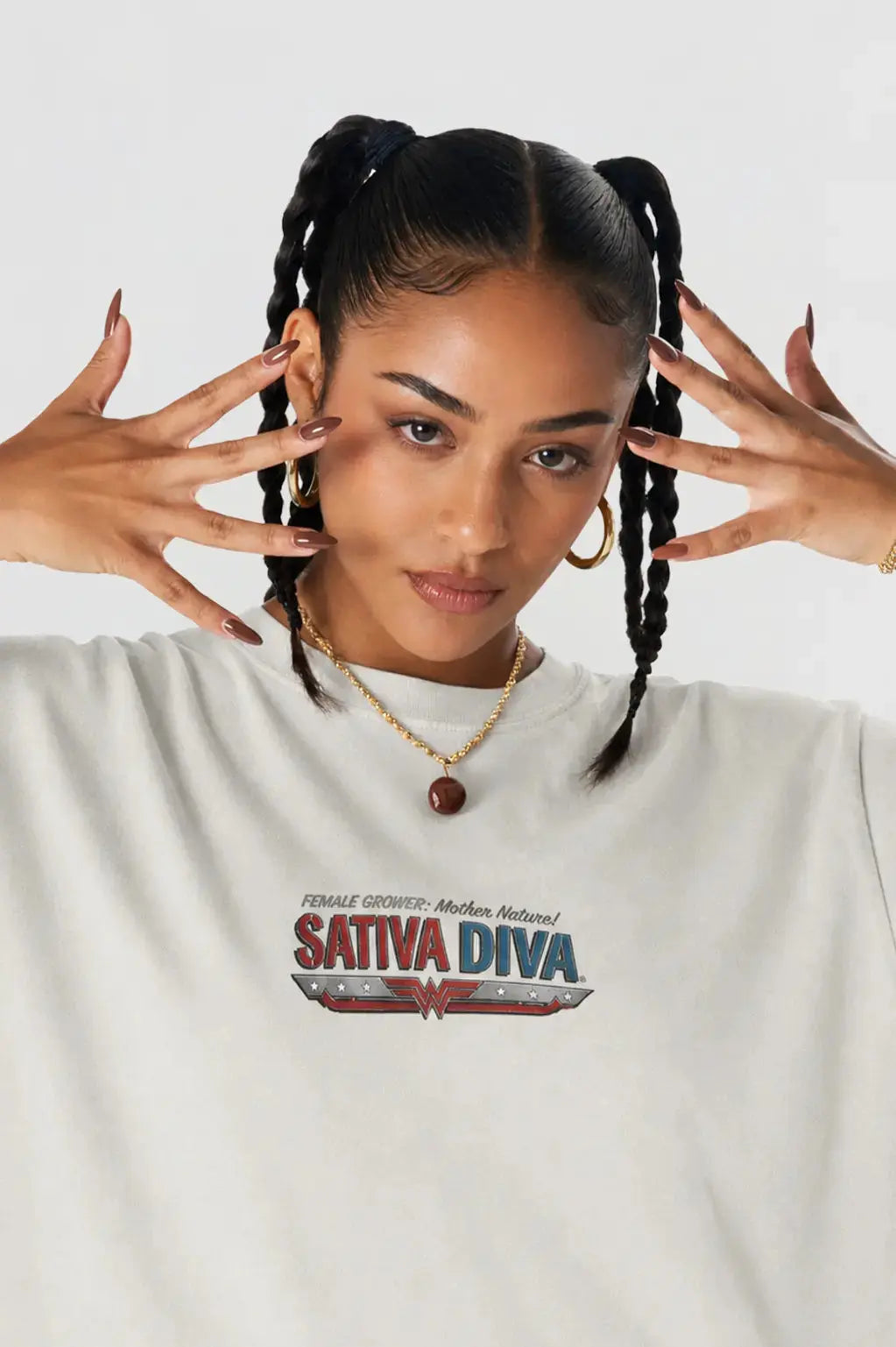 Camiseta Cultivo — Native Diva Garden, detalhe da estampa no jardim