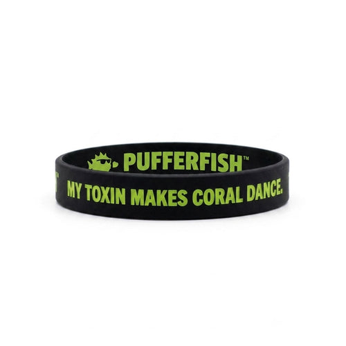 Bracelete de silicone preto Pufferfish com estampa PUFFERFISH e frase My Toxin Makes Coral Dance