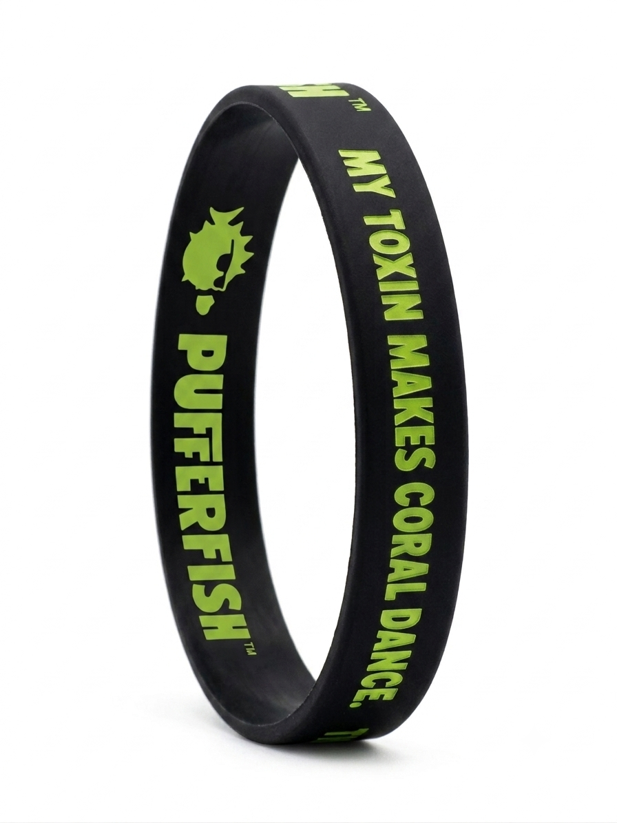 Bracelete de silicone preto Pufferfish com a frase My Toxin Makes Coral Dance em verde