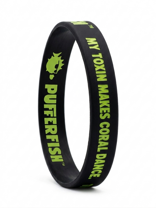 Bracelete de silicone preto Pufferfish com a frase My Toxin Makes Coral Dance em verde