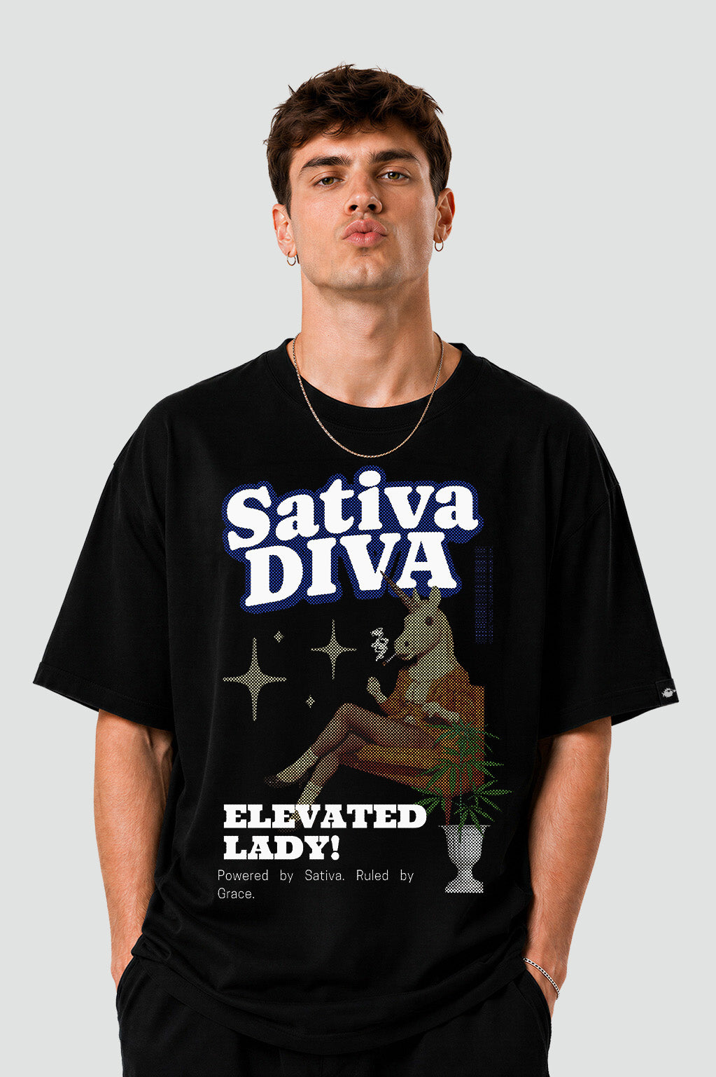 Camiseta Pufferfish Sativa Diva Pin-Up estampa frontal streetwear