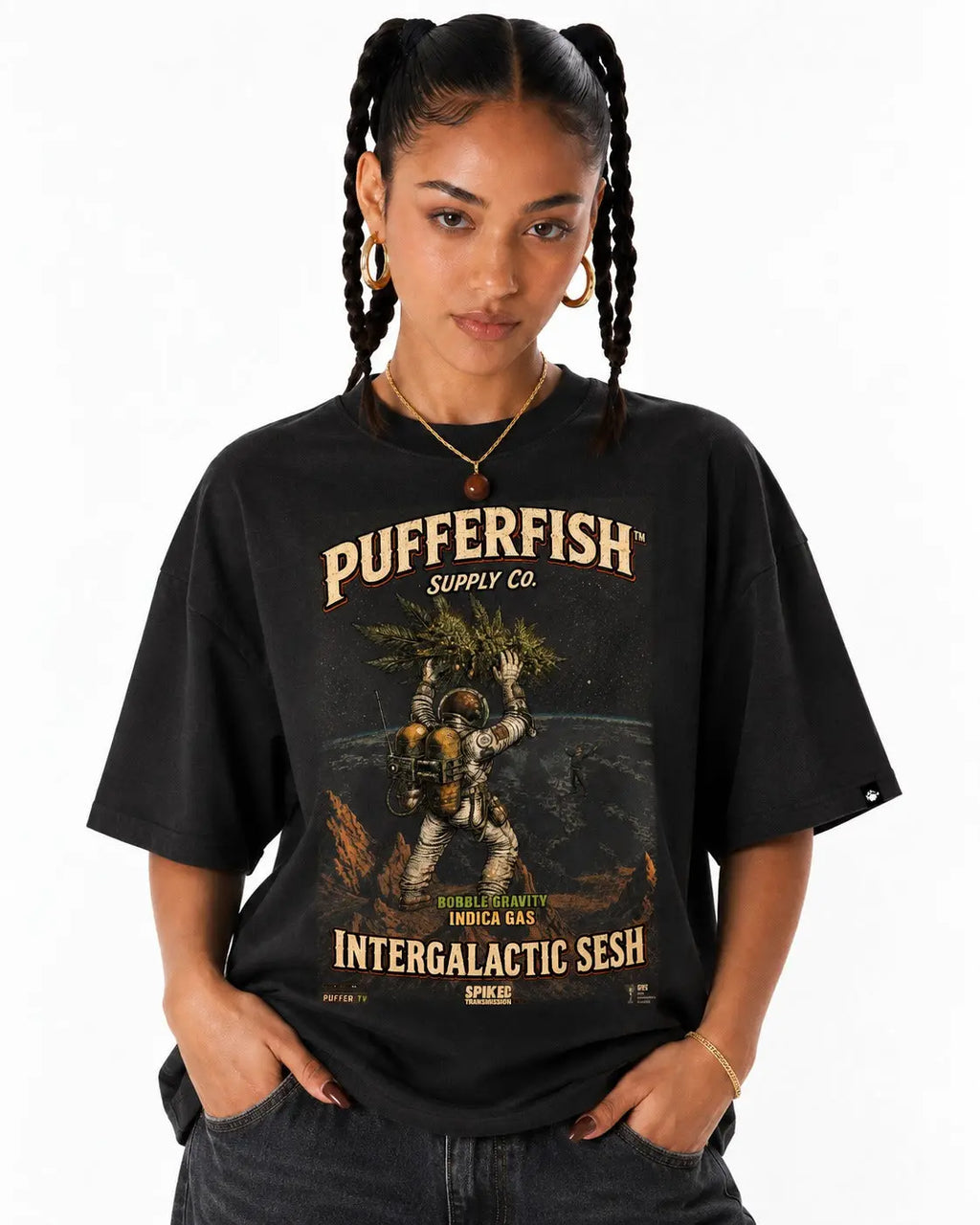 Intergalactic Sesh · Preto · Só Frente · modelo 01 de frente com o pôster inteiro no peito