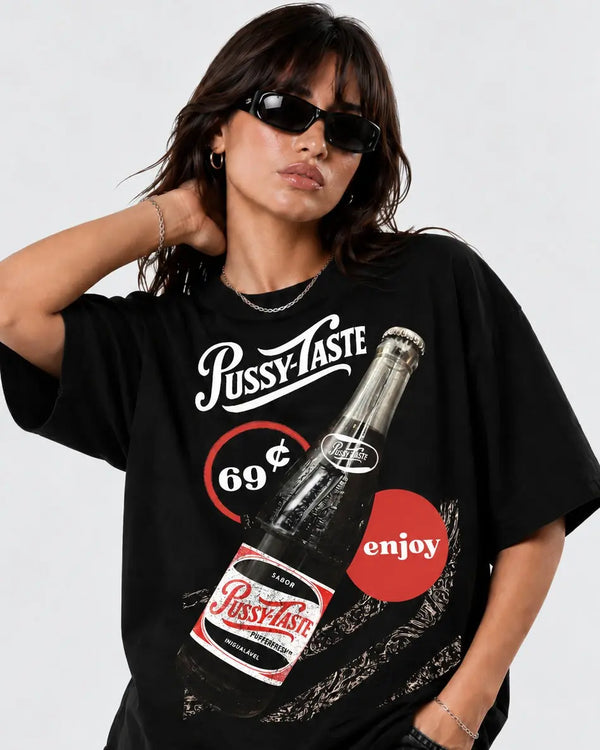 Pussy-Taste · Preto · Só Frente · modelo 02 de frente com a garrafa inteira no peito